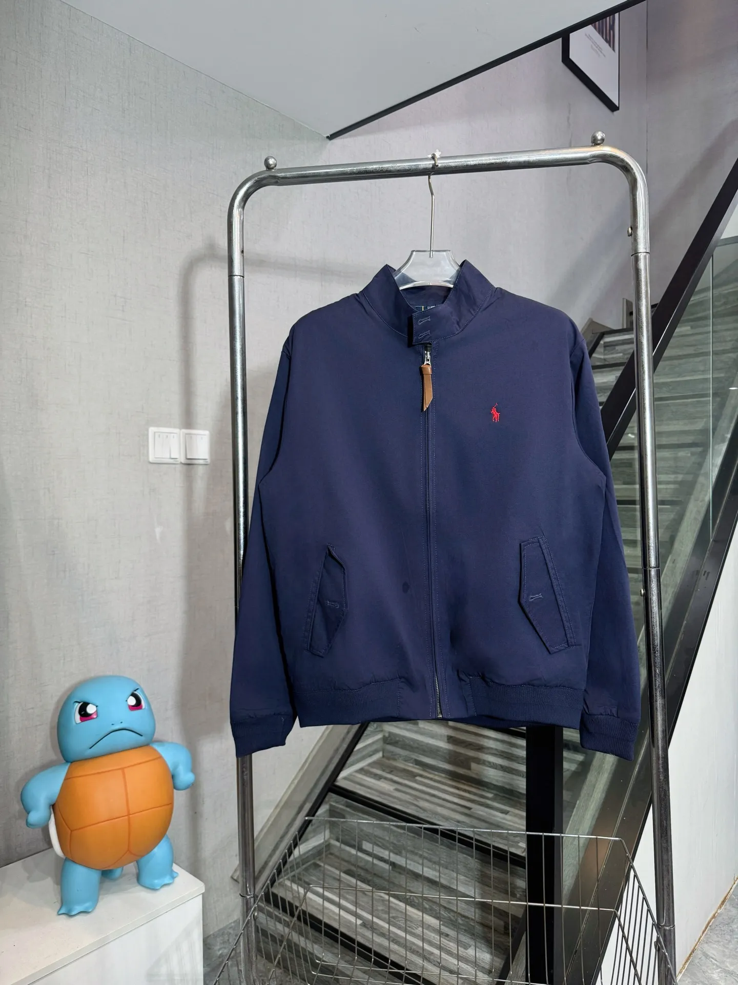 P320 Style number: HE304 Ralph Lauren - Ralph Lauren old money style small label classic mesh jacket. The fabric is made of pure cotton workwear fabrics. The upper body is three-dimensional and stylish. It is a versatile style in autumn. There is a Ralph Lauren small logo embroidered on the chest. Customized original letter hardware zipper. The inside is renamed old money style sub-fabric. It is made from the original version and comes with three labels. You can buy it with confidence. Color: Navy/Khaki Size: S M L XL